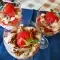 Низкокалорийный десерт в бокале с клубникой и бананом