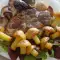 Приготовленная винная свиная лопатка с картофельными грибами