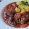 Традиционный свиной гуляш с соусом
