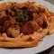 Кусочки свинины с грибами и луком-пореем