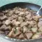 Кусочки свинины с кислыми огурчиками и грибами