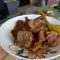 Свиные кусочки с белыми грибами и луком-пореем