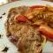 Свиные стейки с яблоками и луком