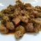 Жареные кусочки свинины с луком-пореем