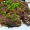 Нежные телячьи стейки с луком и вином