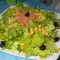 Зеленый салат с тунцом и оливками