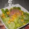 Зеленый салат с тунцом и кукурузой