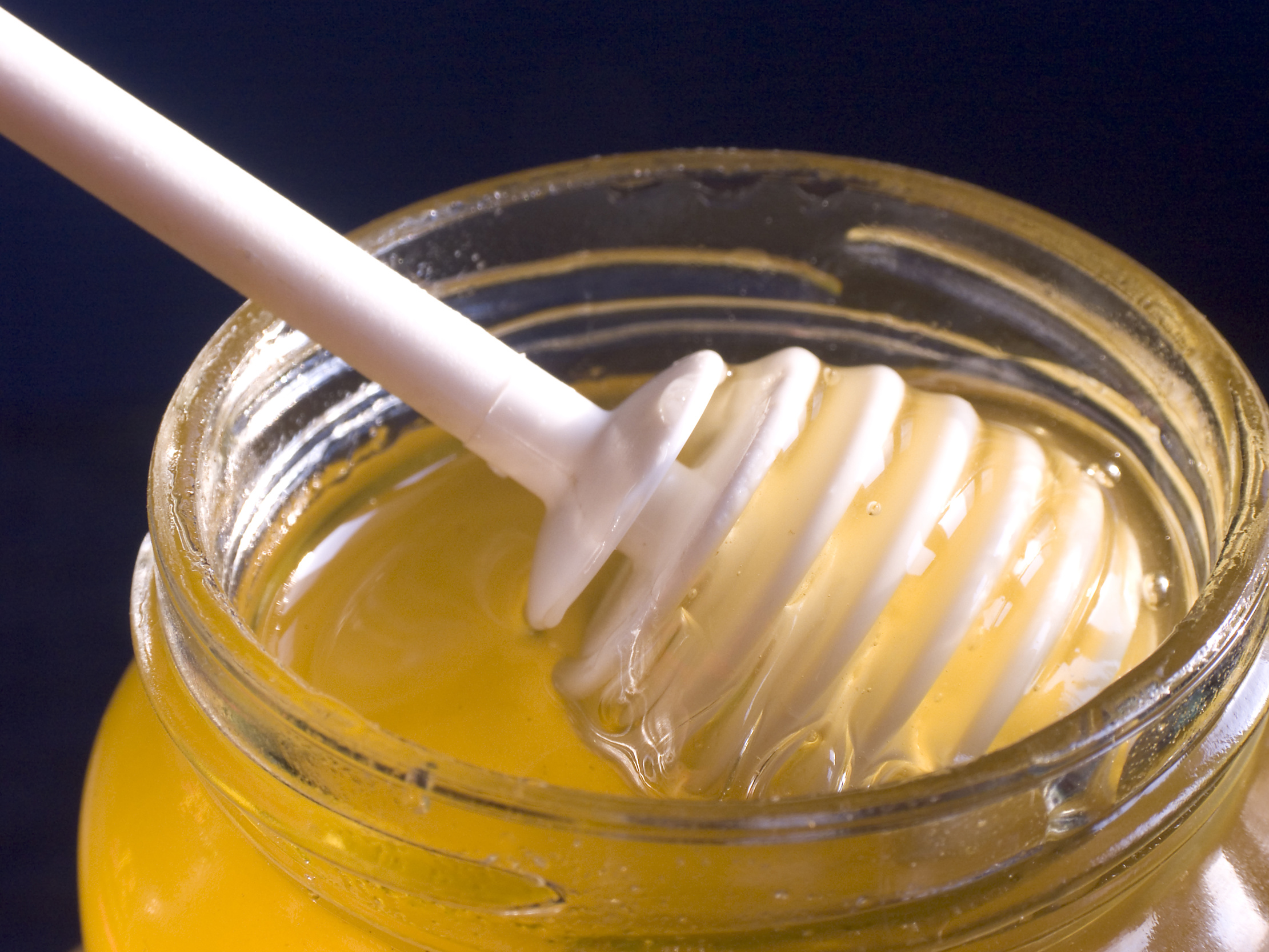 Почему мед твердый. Медовая вода с прополисом. Мед в ярче. Яд и мёд. Как сделать медовую воду.