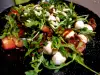 Салат с рукколой, шариками моцареллы и сушеными помидорами
