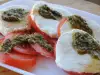 Салат Капрезе с соусом песто по-генуезски