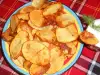 Острые картофельные чипсы с чесночным соусом