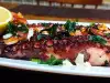 Пикантный жареный осьминог с чесноком и петрушкой