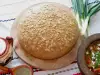 Цельнозерновой хлеб с овсяными хлопьями в керамической кастрюле