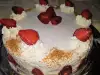 Бисквитный торт со сливками и клубникой