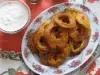 Луковые кольца в кляре с чесночным соусом