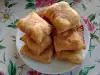 Жареные булочки с брынзой, нарезанные тарелкой
