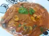 Курица по-охотничьи с солеными огурцами и грибным соусом