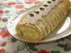 Рулет с домашним кремом, бананами и шоколадным драже