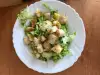 Салат Цезарь с куриным филе и гренками