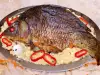 Карп с начинкой из риса и изюма