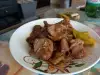 Свиные кусочки с белыми грибами и луком-пореем