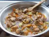 Свинина с грибами и репчатым луком на сковороде