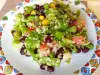 Зеленый салат с киноа и кукурузой