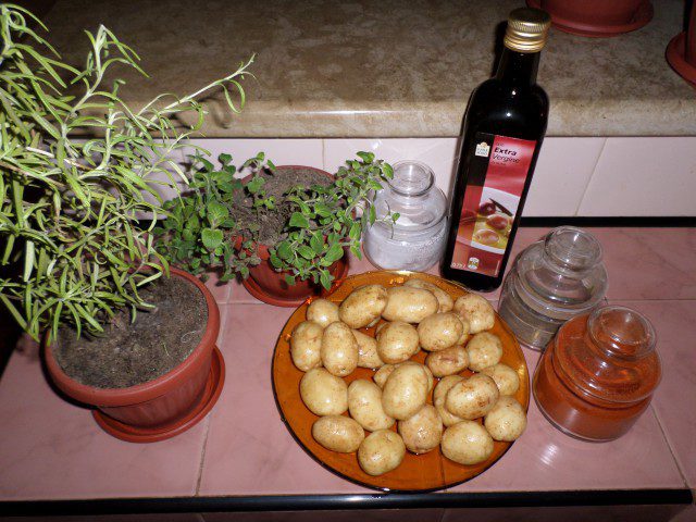 Ароматная молодая картошка в духовке