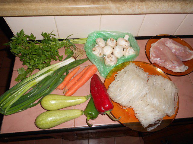 Рисовые спагетти с курицей и овощами