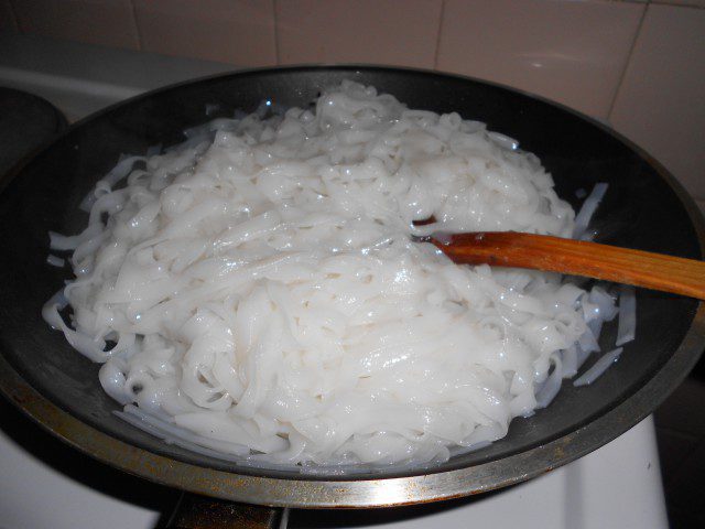 Рисовые спагетти с курицей и овощами