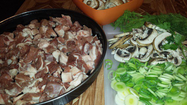 Свинина с грибами и луком-пореем в духовке