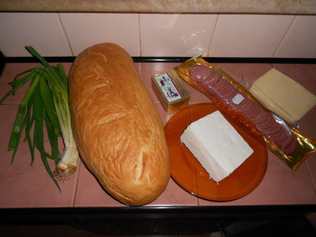 Фаршированный хлеб с сыром и брынзой