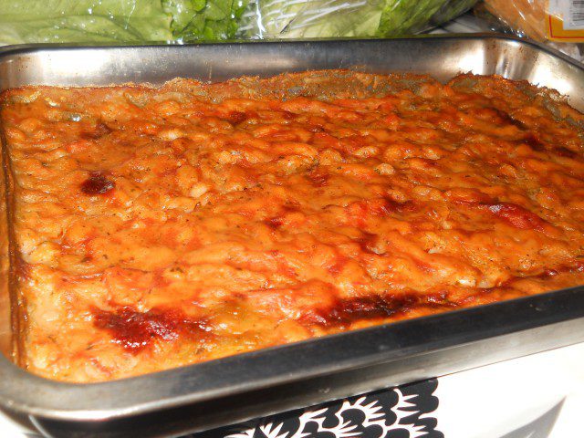 Запеченная фасоль в духовке с луком и помидорами