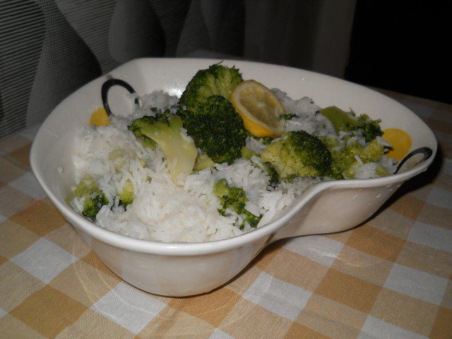 Вегетарианский рис басмати с брокколи