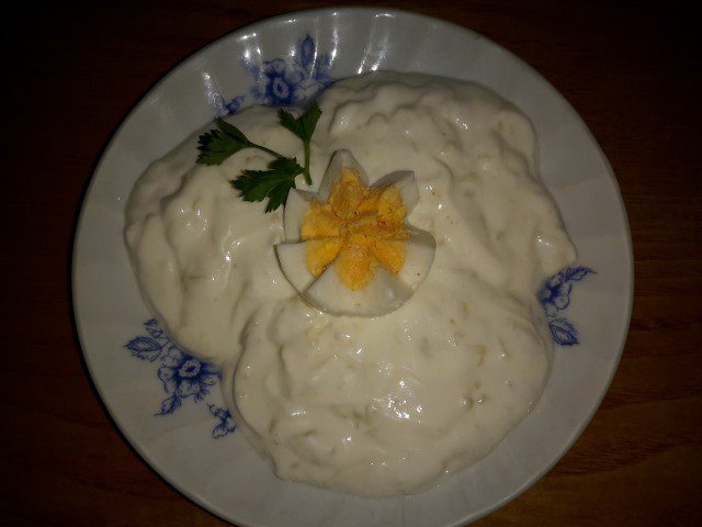 Молочный салат с солеными огурцами и грецкими орехами