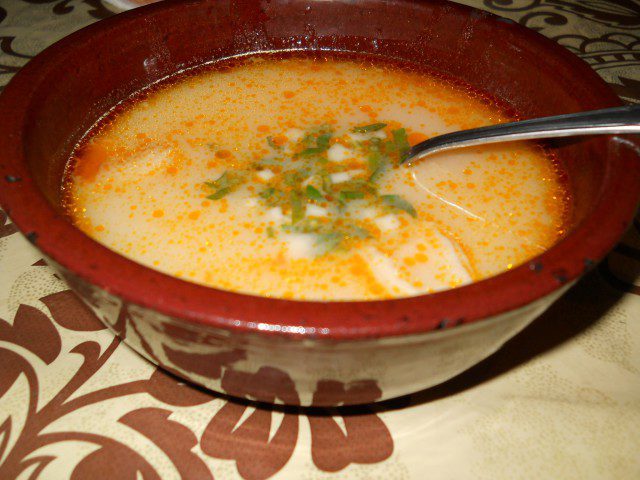 Суп из рубца с молоком, чесноком и петрушкой