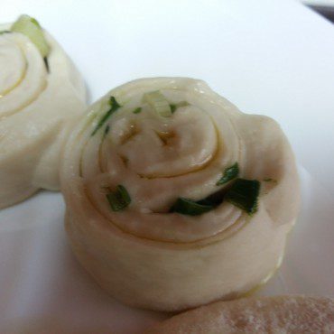 Мини-пырленки с зеленым луком и оливковым маслом
