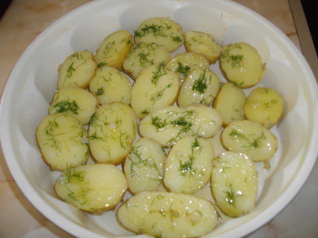 Молодой картофель с сыром, укропом и чесноком