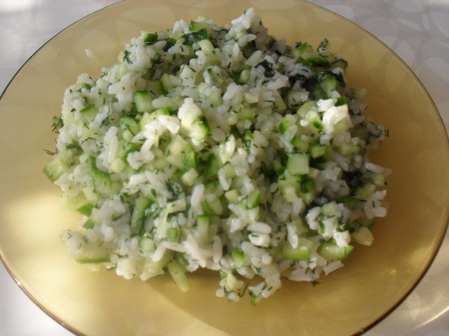 Салат с рисом и огурцом для самогона