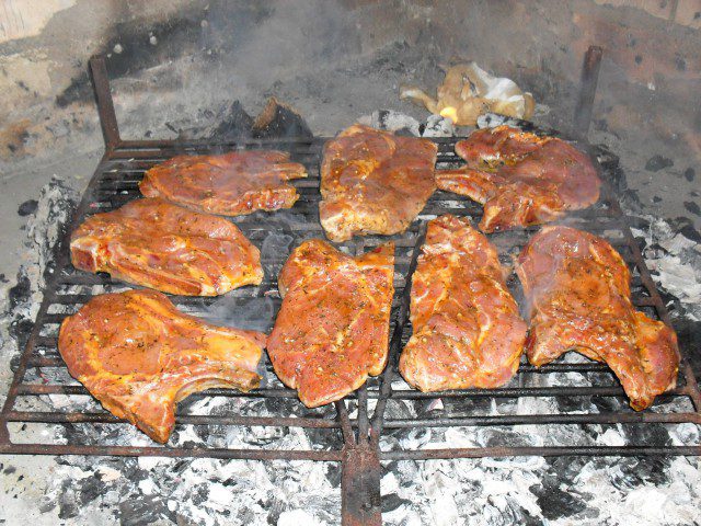 Маринованные стейки с унисоусом и красным вином