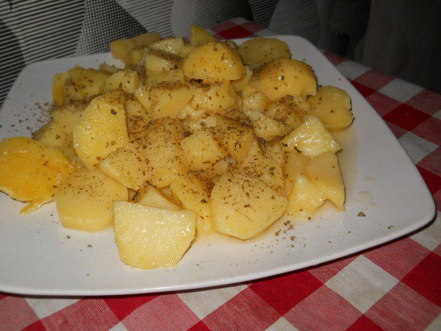 Тушеная картошечка со сливочным маслом и самардалой
