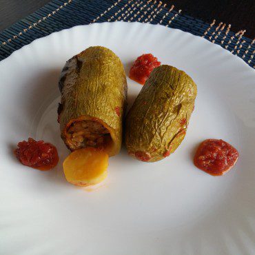 Кабачки, фаршированные мясным фаршем и помидорами