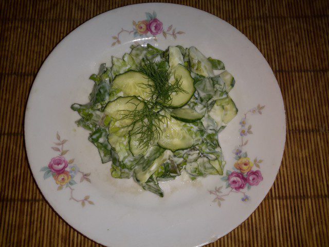 Салат с латуком и кислым молоком