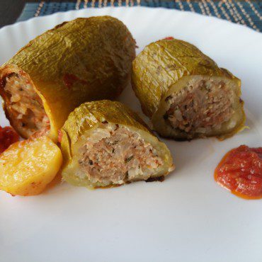 Кабачки, фаршированные мясным фаршем и помидорами