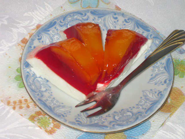 Желейный десерт с персиками