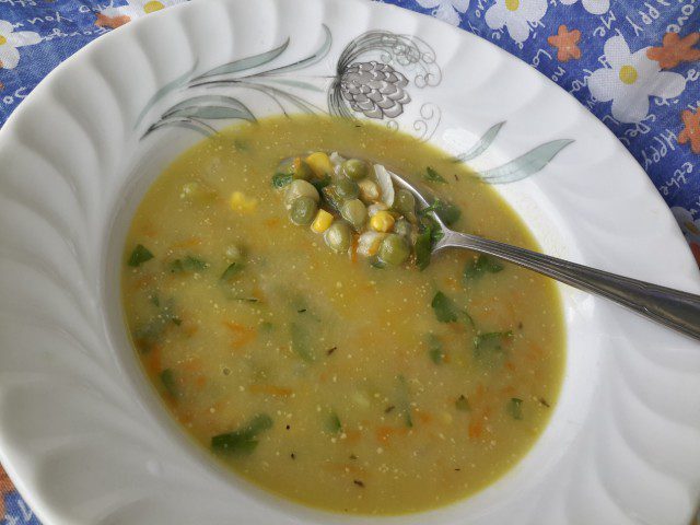 Суп из кукурузы, гороха, моркови и лука