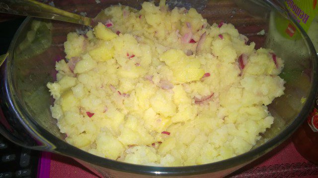 Картофельный салат с красным луком