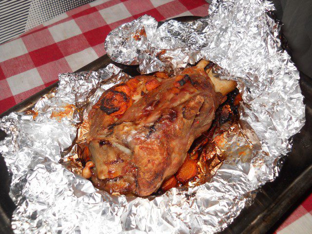 Тушеные свиные рульки с чесноком и морковью