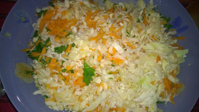 Классический салат из капусты и моркови