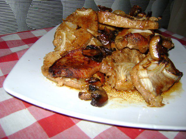 Свиная вырезка с луком и грибами в духовке